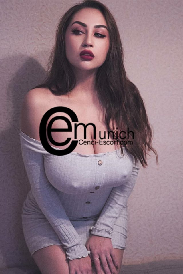 Lara028 Female,5'3 or under(160cm),Spanish,Vietnamese,Men